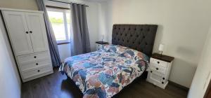 una camera da letto con un letto, un comò e una finestra di Cabañas Puelche a Liquiñe