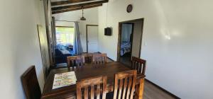 una sala da pranzo con tavolo e sedie in legno di Cabañas Puelche a Liquiñe