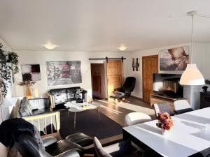 a living room with a couch and a table at Amtoft Vig Kitespot in Vesløs