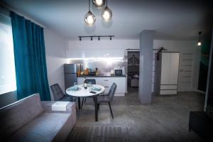 een woonkamer met een tafel en een keuken bij Dream House Naftowa in Ustrzyki Dolne