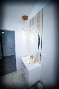 een witte badkamer met een wastafel en een spiegel bij Dream House Naftowa in Ustrzyki Dolne +87 foto's