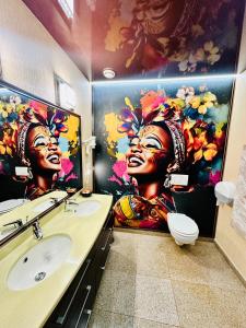 ein Badezimmer mit einem großen Bild einer Frau in der Unterkunft Villa & Restaurant Levoslav House in Sibiu