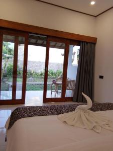 En eller flere senge i et værelse på W home stay tulamben