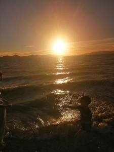 een persoon in de oceaan bij zonsondergang bij Welcome home in Taounate