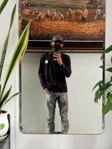 Bantam VillageBrooklyn的镜子里一个人拍自己的照片