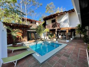 a house with a swimming pool in a yard at La Buena vida Cabina 1 in Playa Grande