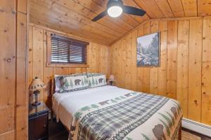 En eller flere senge i et værelse på Cabin 4- One Bedroom cabin- RMNP