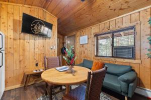 Et tv og/eller underholdning på Cabin 4- One Bedroom cabin- RMNP
