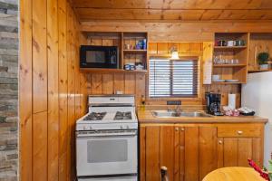 Køkken eller tekøkken på Cabin 4- One Bedroom cabin- RMNP