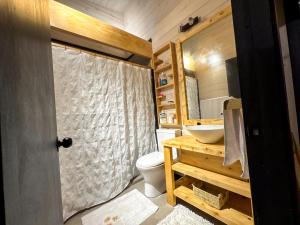 Phòng tắm tại Casa en el Bosque Futrono +21 ảnh