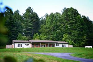een huis midden in een veld met bomen bij The Holler in Andrews