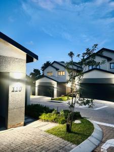 een kleine boom voor een huis bij Elusive Haven in Nelspruit +49 foto's