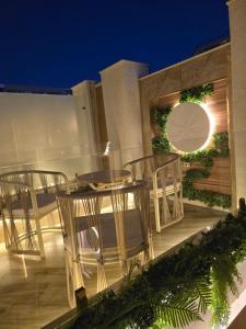 开罗Sheraton Air Hotel的以及配有桌椅的庭院。