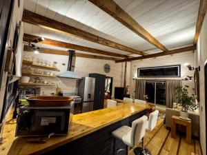 Nhà bếp/bếp nhỏ tại Casa en el Bosque Futrono