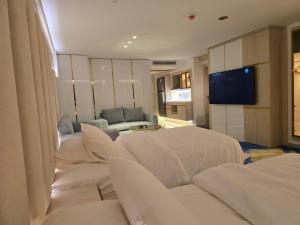 开罗Sheraton Air Hotel的一间酒店房间，配有两张床和一张沙发