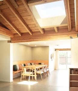 una sala da pranzo con un tavolo e un divano di Sonoran Peach House - 5BR Winter Retreat, Big Yard, Fireplace a Tucson