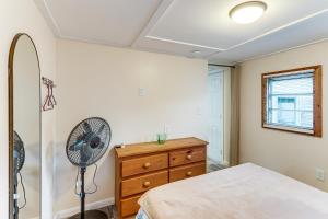 En eller flere senge i et værelse på 3 Mi to Ocean Vero Beach Home with Pool Access! + 17 billeder