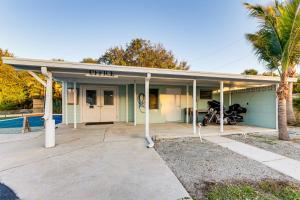 Swimmingpoolen hos eller tæt på 3 Mi to Ocean Vero Beach Home with Pool Access!