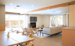 un soggiorno con un divano e un tavolo di Sonoran Peach House - 5BR Winter Retreat, Big Yard, Fireplace a Tucson