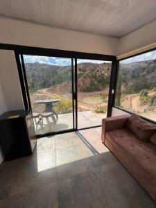 ein Wohnzimmer mit Sofa und Tisch in der Unterkunft Glamping Eclipse Mirador Jarana Villa de Leyva  + 5 Fotos