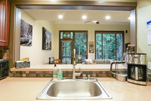 une cuisine avec un évier et un salon dans l'établissement Shuksan Suite, à Deming