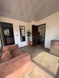 ein Wohnzimmer mit Sofa und Fernseher in der Unterkunft Glamping Eclipse Mirador Jarana Villa de Leyva 