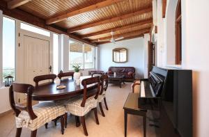 Et tv og/eller underholdning på Orchid 3 Bedroom Suite Kastraki