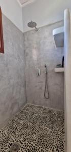 Et badeværelse på Orchid 3 Bedroom Suite Kastraki + 18 billeder