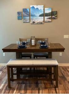 un tavolo da pranzo con due sedie e un tavolo con quadri sul muro di Sullivan Trail Cottage a Tannersville Altre 6 foto