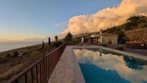 una casa con piscina vicino all'oceano di TIAROSALIA a Tijarafe