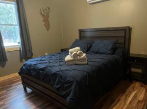 una camera da letto con un letto con asciugamani sopra di Sullivan Trail Cottage a Tannersville