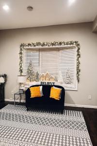 Posezení v ubytování Montrose Rest and Reset Suite is Luxury for Less