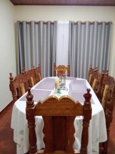 ein Esszimmer mit einem Tisch, Stühlen und einem Vorhang in der Unterkunft Finca Turistica Rancho Grande in Santana