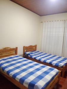 zwei Betten nebeneinander in einem Zimmer in der Unterkunft Finca Turistica Rancho Grande in Santana