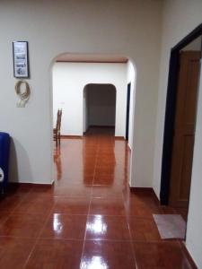 ein Wohnzimmer mit Holzboden und weißen Wänden in der Unterkunft Finca Turistica Rancho Grande in Santana