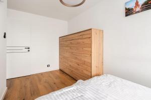 een slaapkamer met een bed en een houten deur bij Warsaw View Residance in Warschau +16 foto's