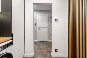 een keuken met witte muren en een witte deur bij Warsaw View Residance in Warschau