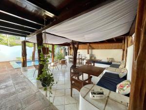 un soggiorno con un divano e un tavolo di La Buena vida Cabina 4 a Playa Grande