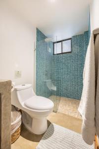 un bagno con wc e doccia in vetro di La Buena vida Cabina 4 a Playa Grande