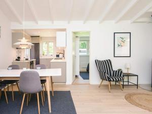 6 person holiday home in Haderslev في هادرسليف: مطبخ وغرفة طعام مع طاولة وكراسي