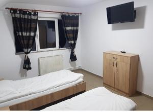 una camera con due letti e una finestra con tende di Remetea 292 a Remetea