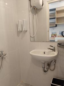 Et badeværelse på Apartment Tokyo Riverside PIK 2 By Hobee