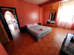 Postel nebo postele na pokoji v ubytování Great view of downtown and close to a beach