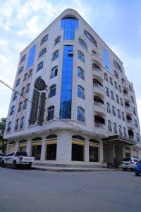 Şan‘āʼفندق غلاديلاس的街边一栋有着蓝色玻璃窗的大楼