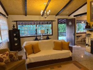 Køkken eller tekøkken på CASA com piscina em ITAIPAVA RJ, no Condomínio Vale da Boa Esperança