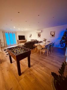 ein Wohnzimmer mit einem großen Schachbrett auf einem Tisch in der Unterkunft Maison spacieuse avec grand jardin Cosne-sur-Loire in Saint-Père