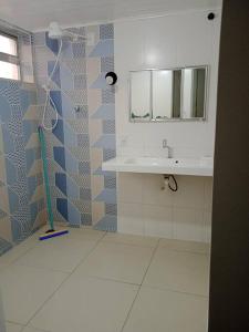 un bagno con lavandino e specchio di Casa na Praia dos Pesacdores a Itanhaém