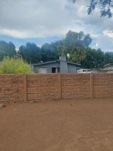 een houten hek voor een huis bij Mama R's Hostel Life Experience in Newcastle