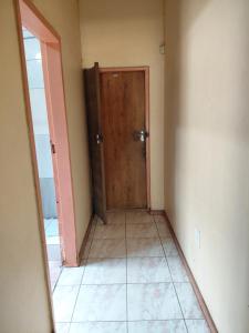 een lege kamer met een deur en een tegelvloer bij Mama R's Hostel Life Experience in Newcastle +3 foto's