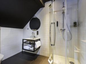 een badkamer met een douche en een wastafel bij ibis Styles Dresden Neustadt in Dresden +59 foto's